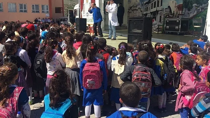 Seyyah Tiyatro Tırı ilçeleri gezdi
