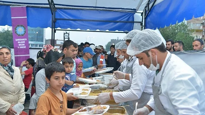 Büyükşehirin iftar çadırları yoğun ilgi görüyor
