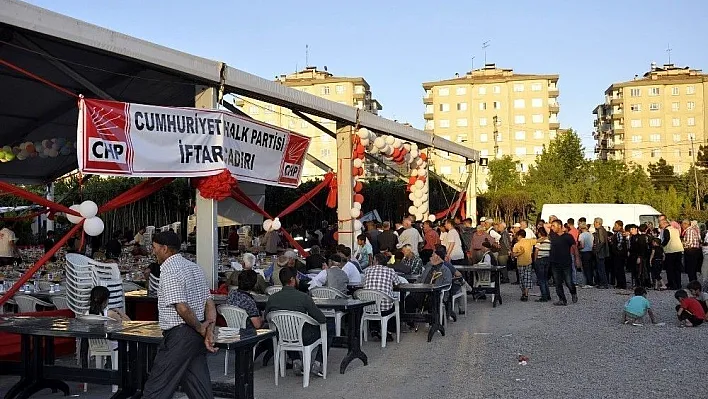 CHP Diyarbakır'da ilk defa iftar çadırı açtı
