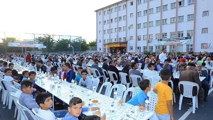 İlk kez oruç tutan çocuklar birlikte iftar yaptı
