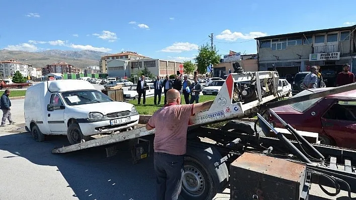 Yeşilyurt Belediyesi görüntü kirliliği oluşturan hurda araçları kaldırıyor
