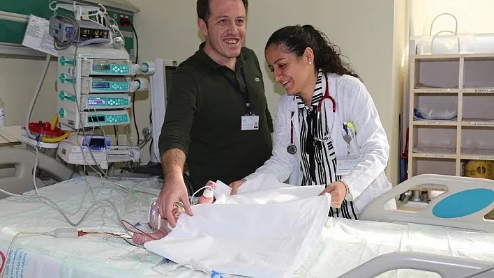 Diyaliz sonrası küçük bebek yeniden hayata tutundu
