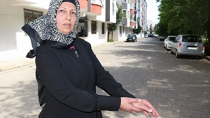 Ehliyetsiz kadın sürücü, site içinde yayayı ezdi
