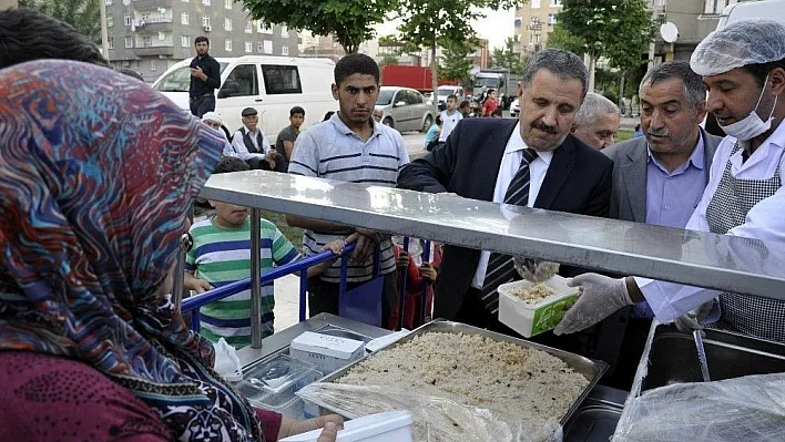 Siirtliler Diyarbakır'da bin 500 kişilik iftar çadırı açtı
