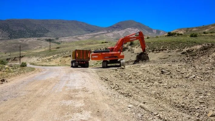 Darende'de yol açma ve genişletme çalışmaları
