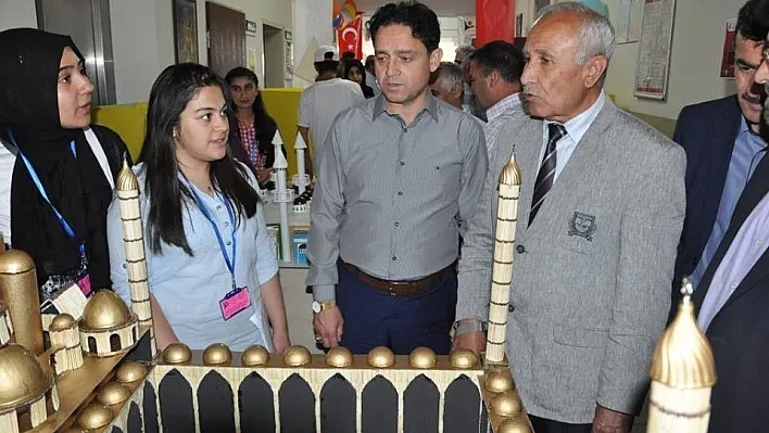 İbn-i Sina Meslek Lisesi tarafından TÜBİTAK 4006 Bilim Fuarı açıldı
