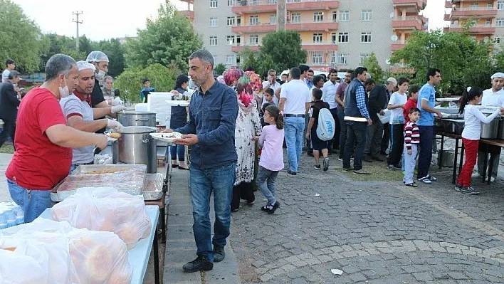 Kayapınar Belediyesi'nden 2 bin kişiye iftar yemeği
