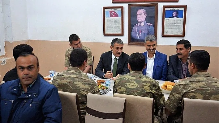 Kaymakam Akkoyun, asker ve güvenlik korucularıyla iftar yaptı
