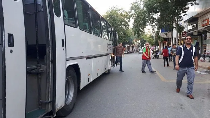 Yol ortasında işçi indiren otobüsler kazaya davetiye çıkarıyor
