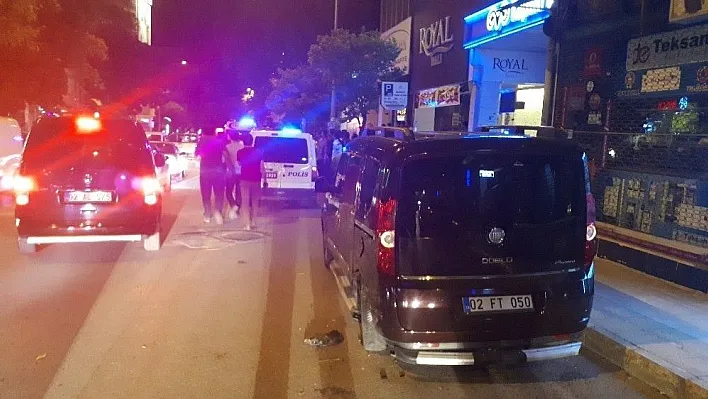 Hafif ticari araç park halindeki hafif ticari araca çarptı: 2 yaralı
