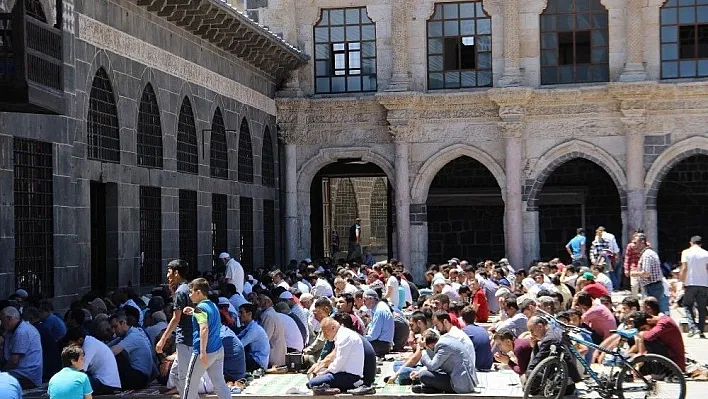 Ramazan ayının ilk cumasında camiler doldu taştı
