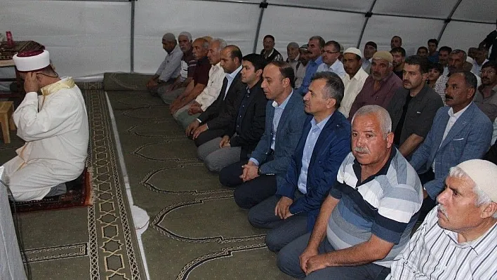 Adıyaman Valisi Erin Samsatlı depremzedelerle çadırda teravih kıldı
