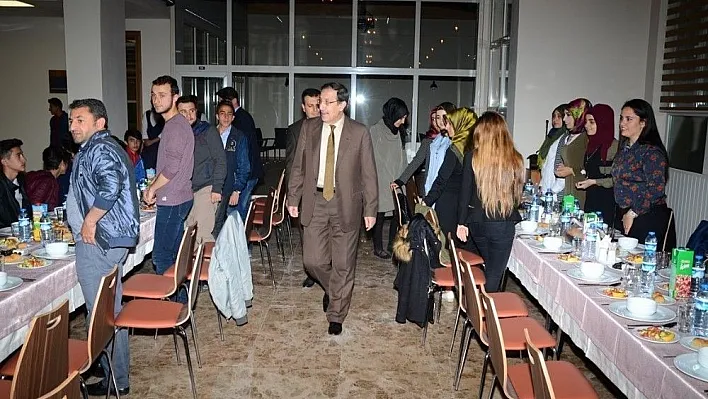 Başkan Bulutlar, AK Parti yönetimine ve muhtarlara iftar verdi
