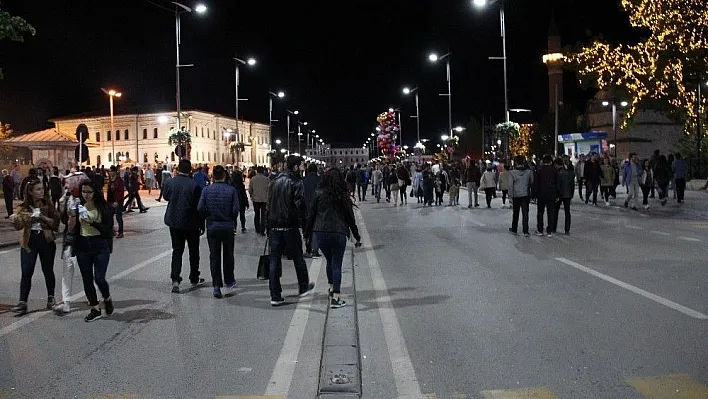 İnsan seli  caddeyi trafiğe kapattı
