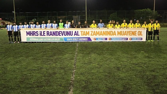 Futbolcular sahaya MHRS pankartı ile çıktı
