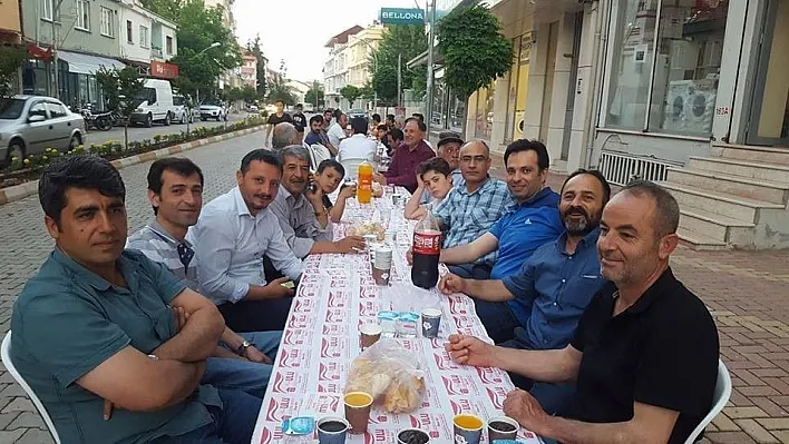 Gazi Caddesi esnaflarından geleneksel sokak iftar yemeği
