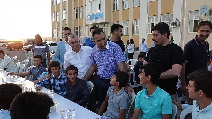 İmam Hatip Lisesi öğrencileri iftarda bir araya geldi
