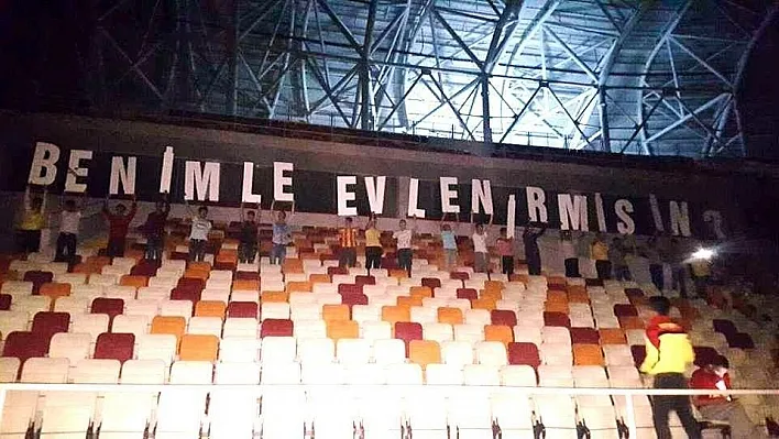 Sevdiği kıza statta evlenme teklif etti
