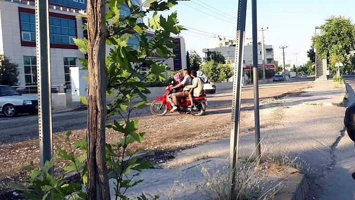 Bir motosiklette dört kişi
