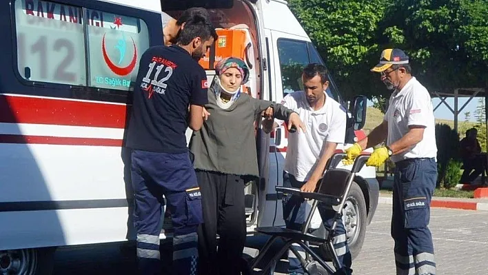 Hafif ticari araç şarampole yuvarlandı: 5 yaralı
