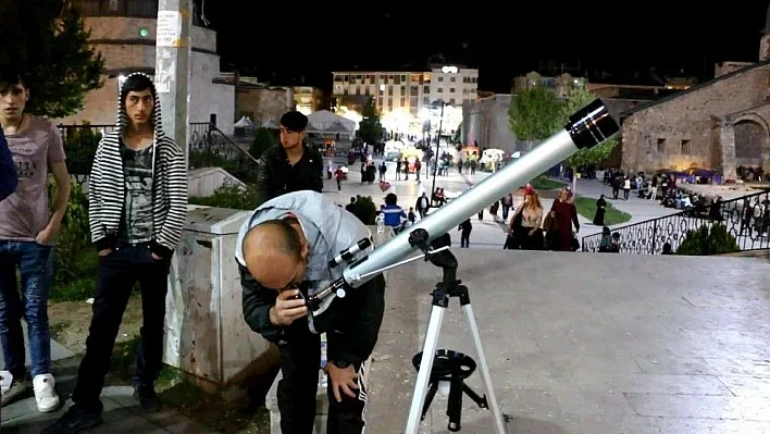 Hobi olarak aldığı teleskop ile Ay'ı izletip para kazanıyor
