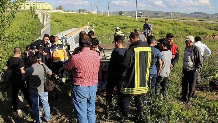 Kamyonette sıkışan sürücüyü itfaiye ekipleri kurtardı
