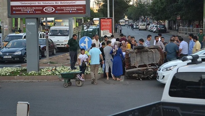 Sepetli motosiklet ile otomobil çarpıştı: 2 yaralı
