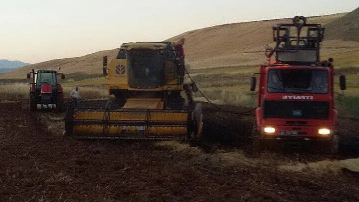Arpa tarlasında hasat yapılırken yangın çıktı
