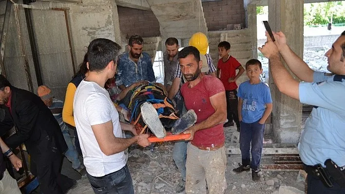 Asansör boşluğuna düşen işçi yaralandı
