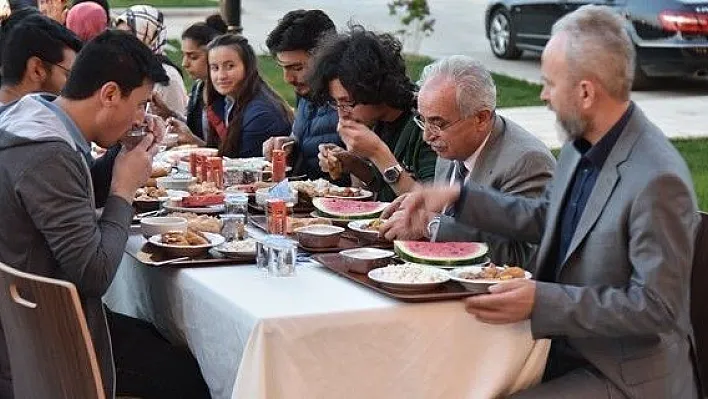 ETÜ Öğrenci Konseyinden öğrencilere iftar yemeği
