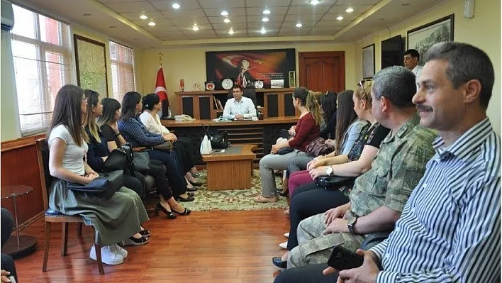Öğretmenler korosu Kaymakam Gencer'i ziyaret etti
