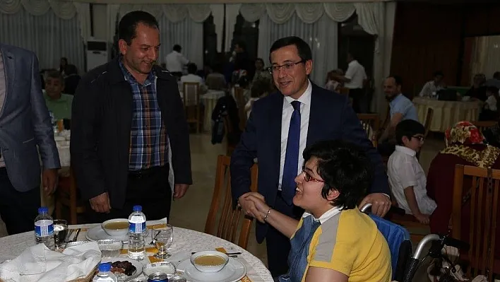 Rektör Kızılay özel çocuklarla iftarda bir araya geldi
