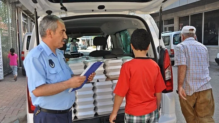 Yardıma muhtaç ailelere iftar yemekleri dağıtılıyor
