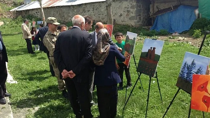 Köy okulunda resim sergisi
