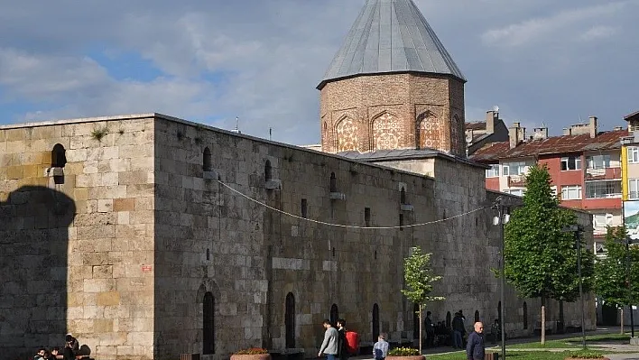 800 yıllık binaların üzerine yazılan yazılar yürek sızlatıyor
