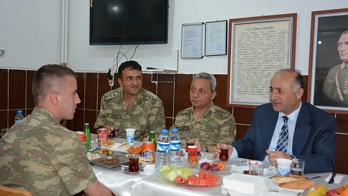 Vali Azizoğlu, mehmetçikle iftar yemeğinde bir araya geldi
