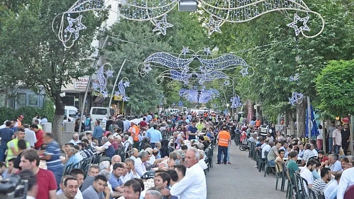 Gölbaşı ilçesinde 5 bin Kişiye iftar yemeği verildi
