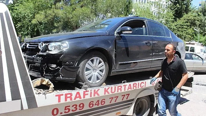 Otomobille hafif ticari araç çarpıştı: 2 Yaralı
