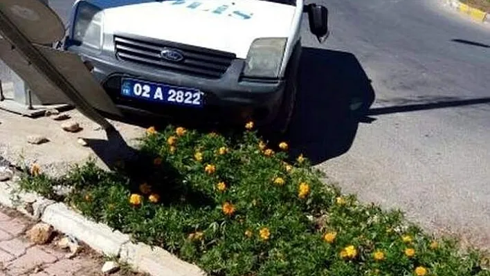 Polis aracı ile otomobil çarpıştı
