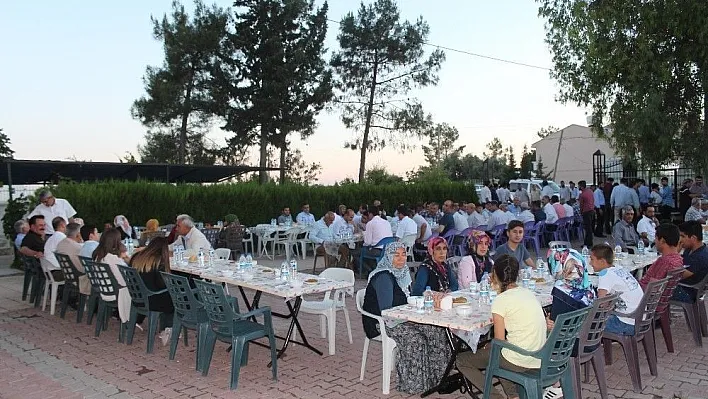 Depremzedeler ile mülteciler birlikte iftar açtı
