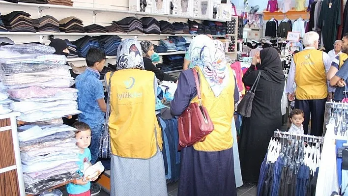 Türk ve Suriyeli yetimlere bayramlık dağıtıldı
