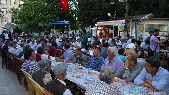 Besni'de İHH'dan Dünya Yetimler Günü iftarı
