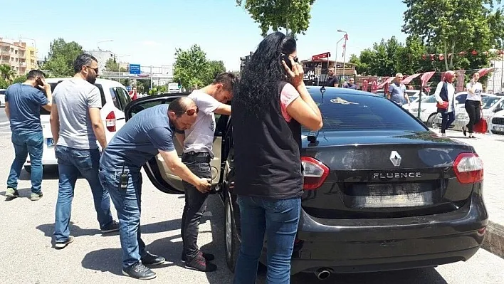 Plakası bulunmayan şüpheli araç polisi harekete geçirdi
