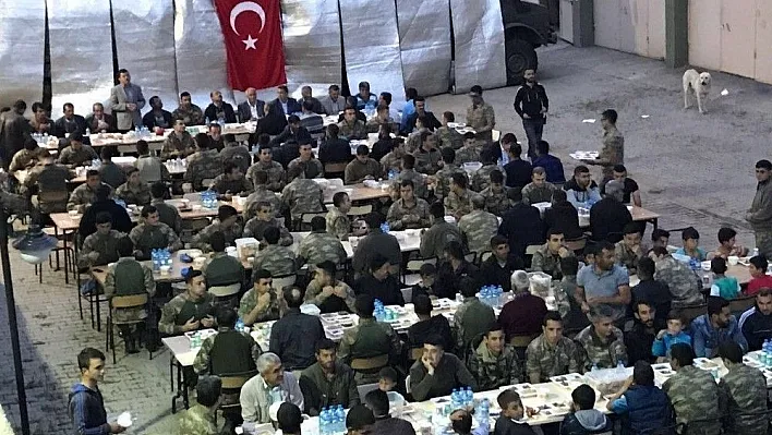 Yedisu'da asker ile halk birlikte iftar yaptı
