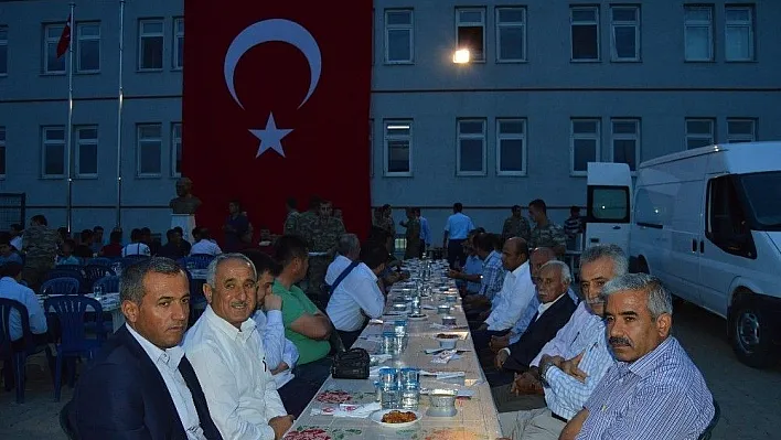 Besni İlçe Jandarma Komutanlığından şehit ve gazi ailelerine iftar yemeği
