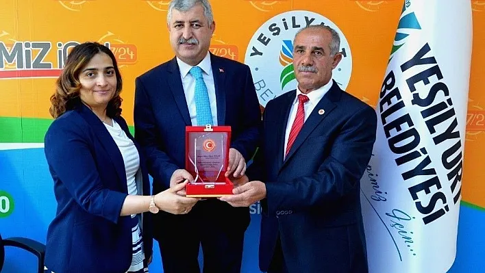 Gazi ve Şehit Aileleri Derneğinden Başkan Polat'a teşekkür plaketi
