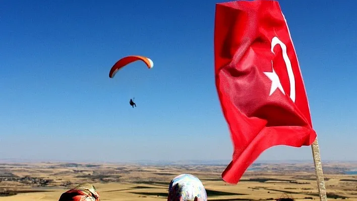Jandarma Alay Komutanı yamaç paraşütü ile uçtu
