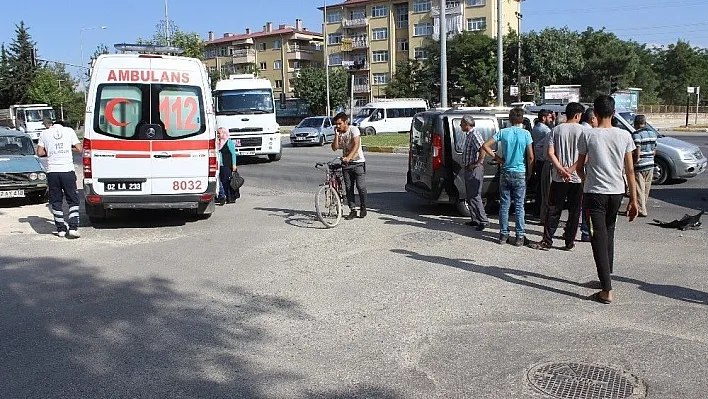 Hafif ticari araç ile minibüs çarpıştı: 3 yaralı
