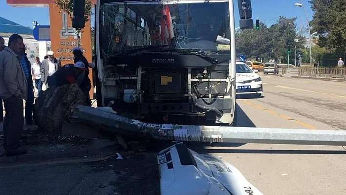 Halk otobüsü direğe çarptı: 2 yaralı
