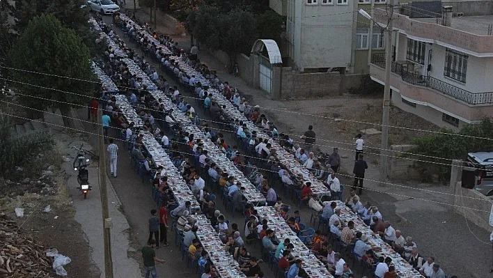 Mahalle sakinleri iftarda bir araya geldi
